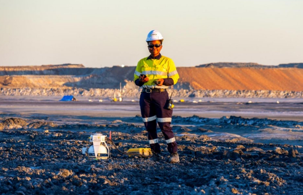  아르카의 엔지니어가 호주에서 이산화탄소를 측정하고 있다./아르카 홈페이지.